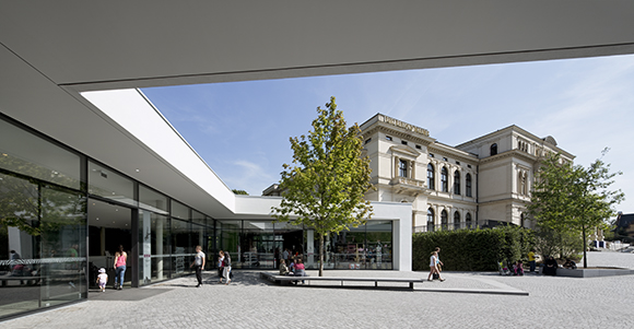Die Eingangshalle und das Gesellschaftshaus des Frankfurter Zoos © Werner Huthmacher